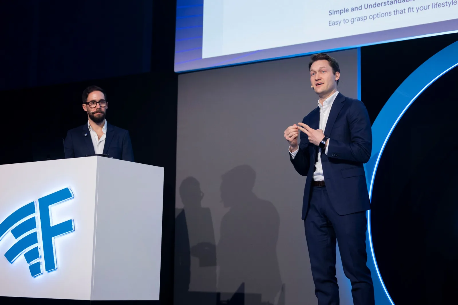 Max Bachem und Nigel Jankelson auf der Finovate-Bühne in London.