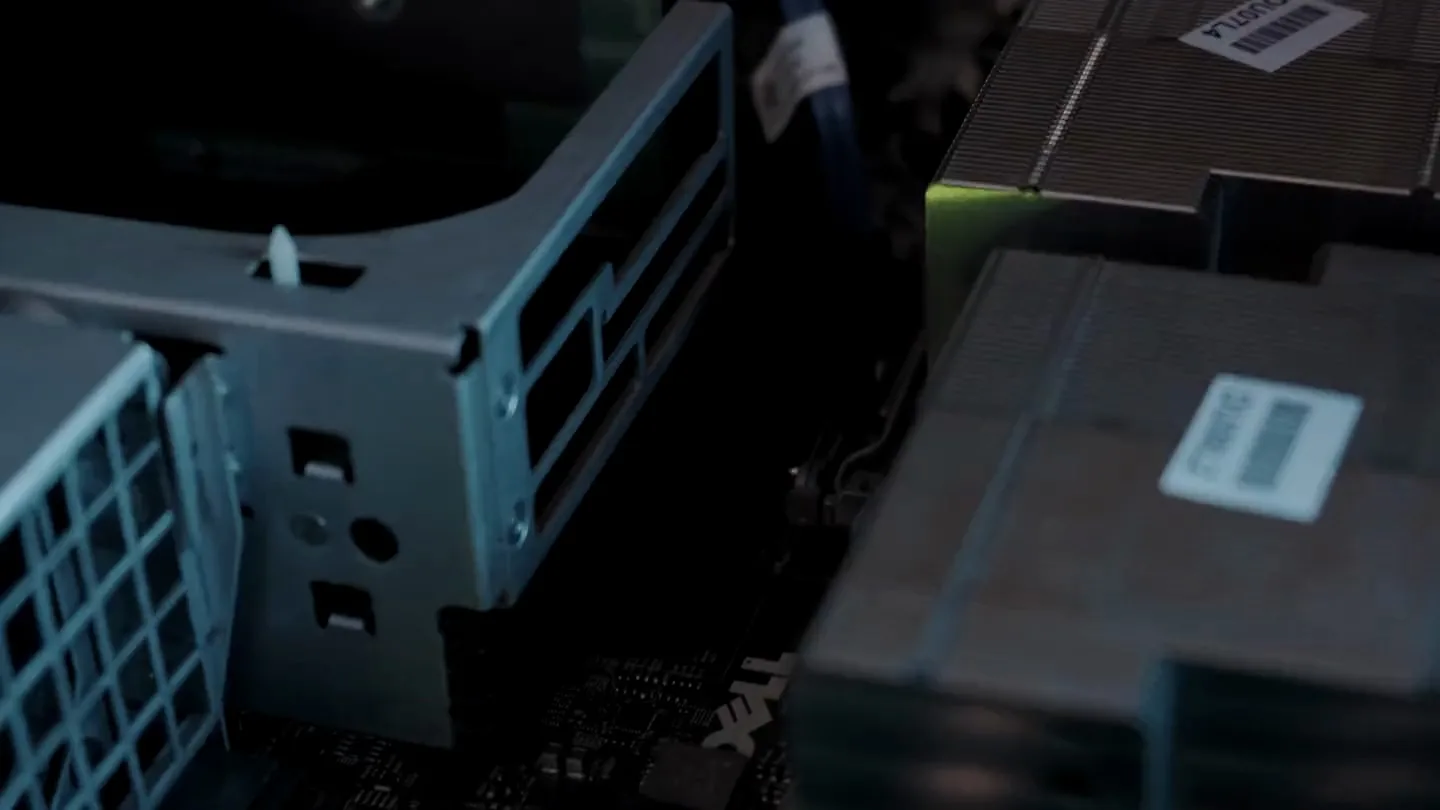 Nahaufnahme von Server-Hardware in gedämpftem Teal, ruhig und abstrakt, keine lesbaren Beschriftungen.